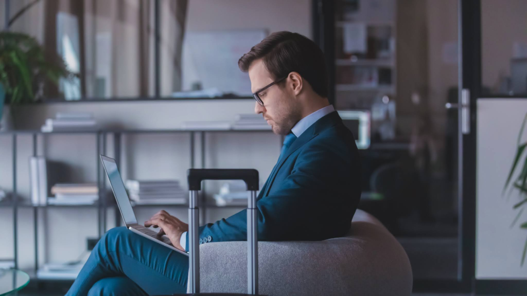 an online travel business can allow you to travel for work and get paid