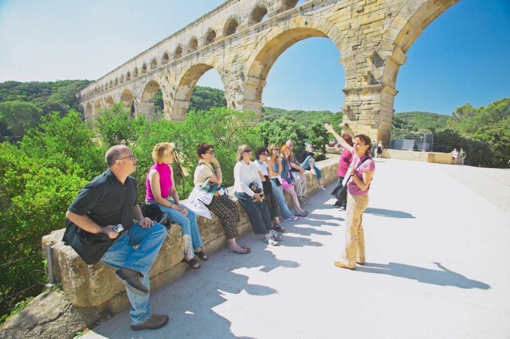 being a tour guide is a great way to earn money while being in contact with tourists