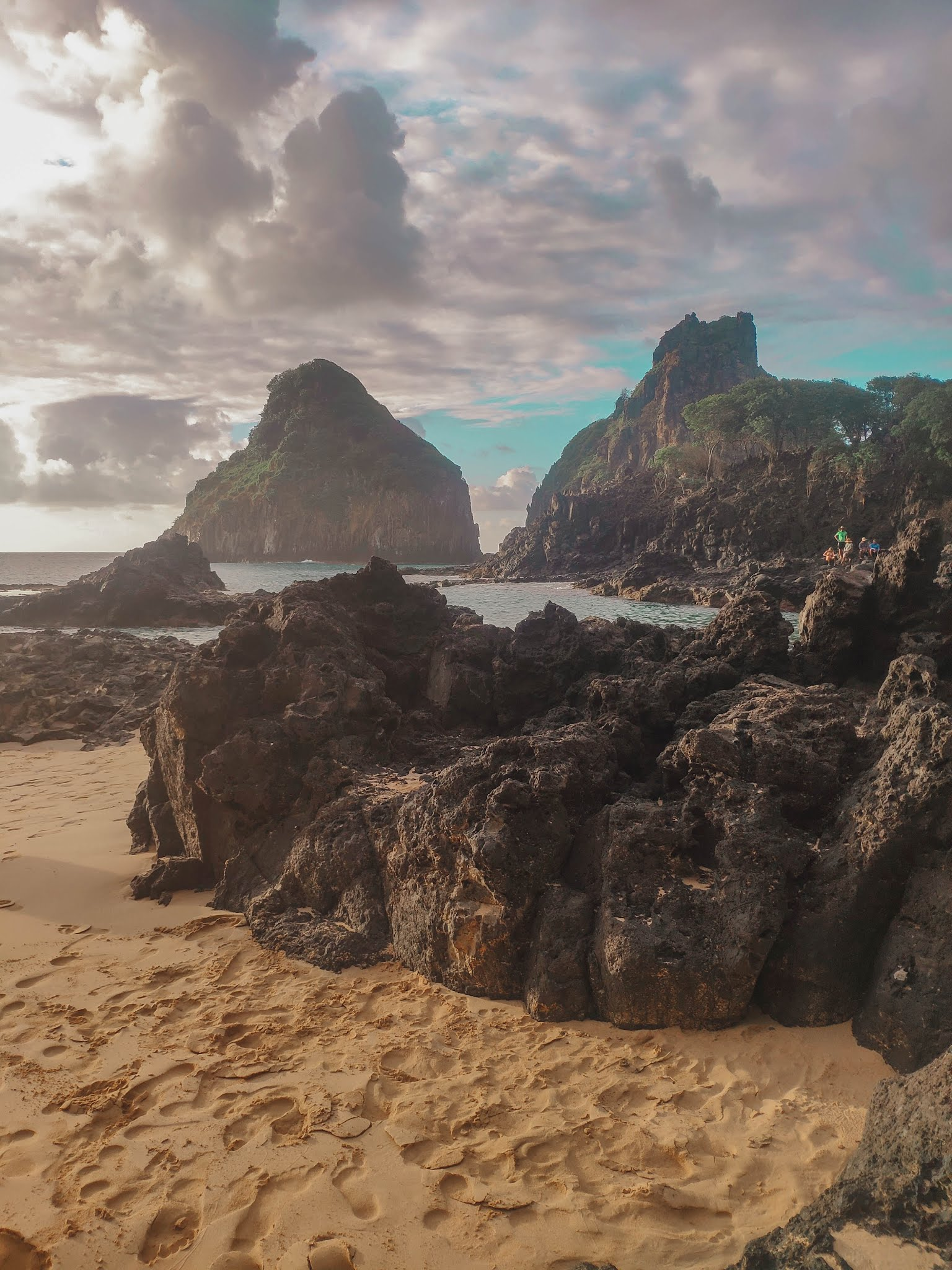 Guide to Fernando de Noronha Beaches - Praia da Baía dos Porcos at sunset, with Morro Dois Irmãos in the background